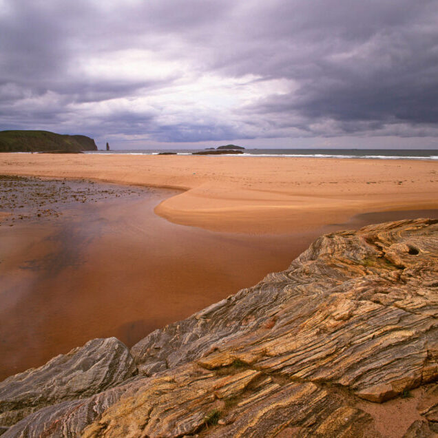 sandwood-bay-with-a-view-beyond-to-the-sea